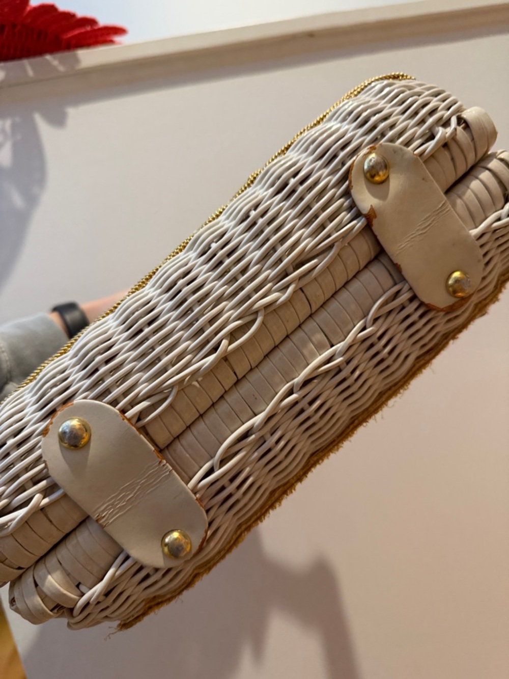 Vintage White Wicker Shell Purse with Wooden Handle - 1960s - Picture 8 of 12